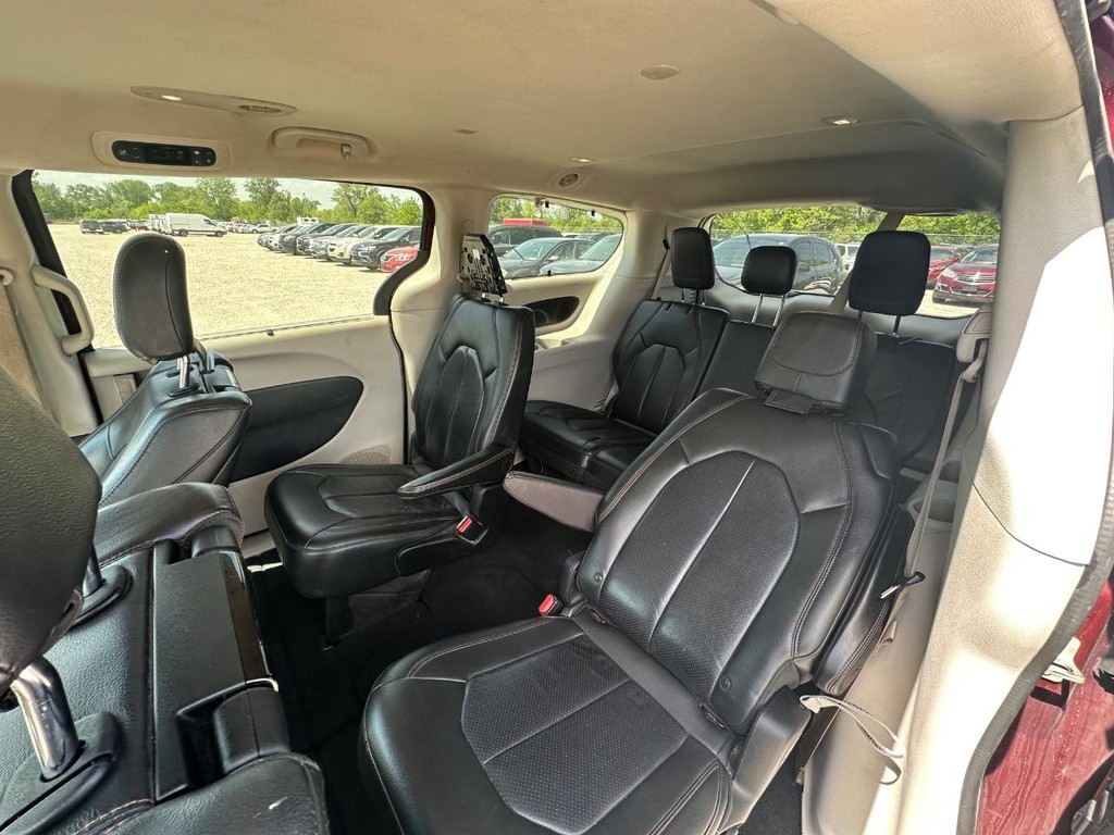 Chrysler Pacifica Vehicle Full-screen Gallery Image 9