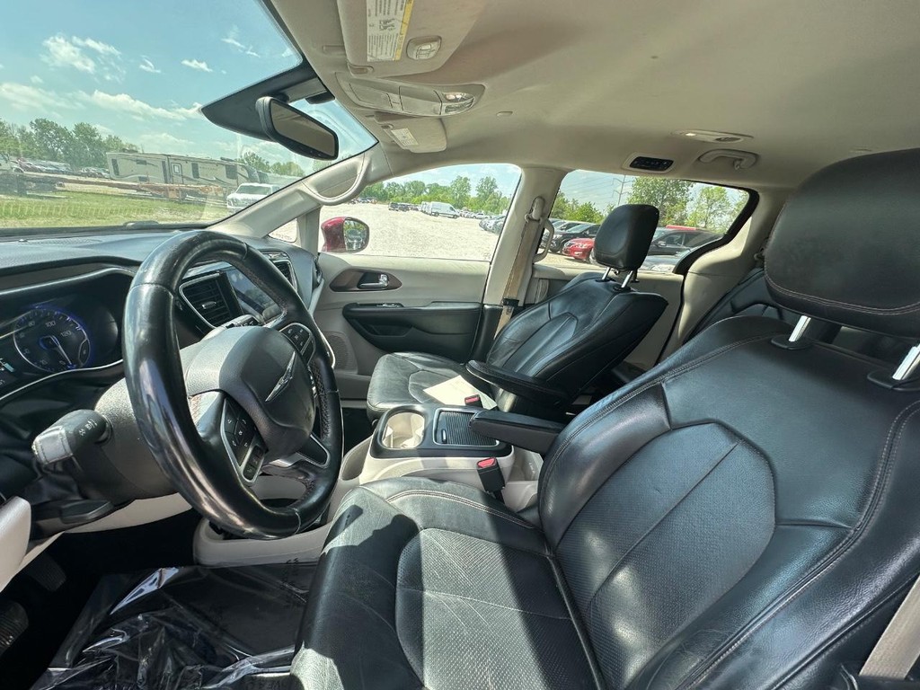 Chrysler Pacifica Vehicle Full-screen Gallery Image 10