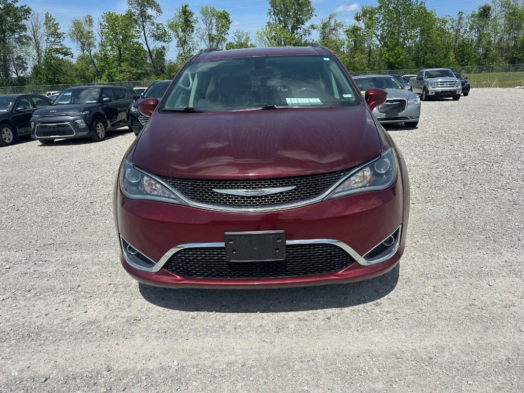 Chrysler Pacifica Vehicle Full-screen Gallery Image 12