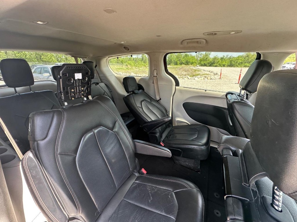 Chrysler Pacifica Vehicle Full-screen Gallery Image 14