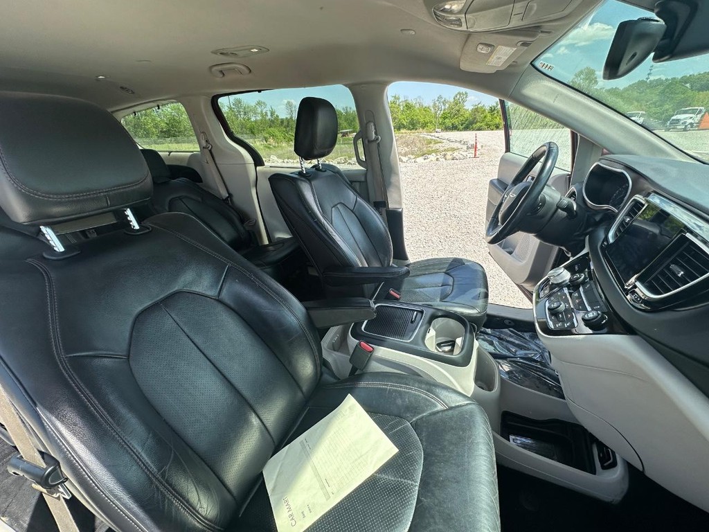 Chrysler Pacifica Vehicle Full-screen Gallery Image 15