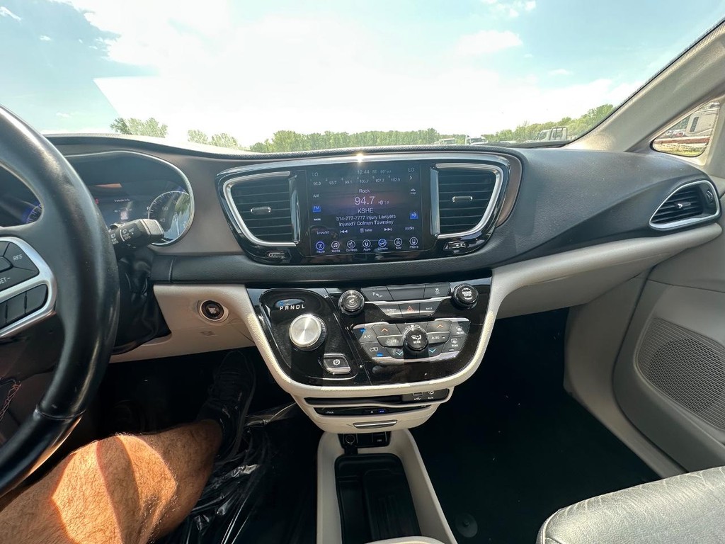 Chrysler Pacifica Vehicle Full-screen Gallery Image 16
