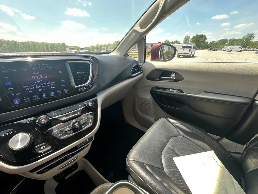 Chrysler Pacifica Vehicle Full-screen Gallery Image 17