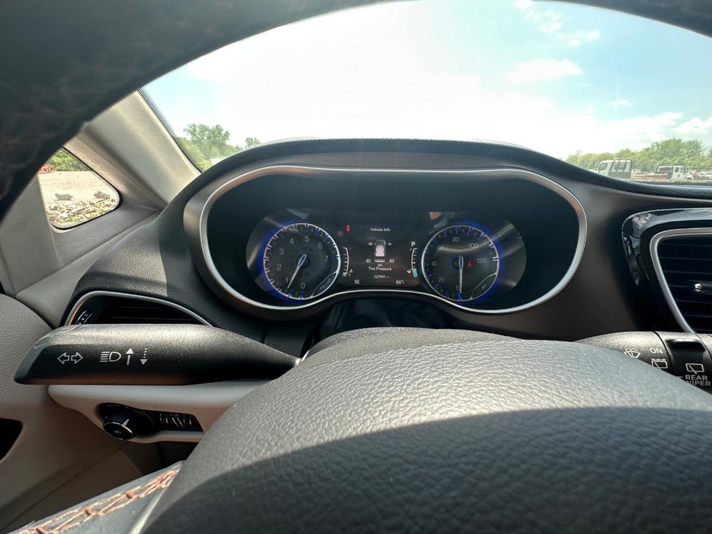Chrysler Pacifica Vehicle Full-screen Gallery Image 18