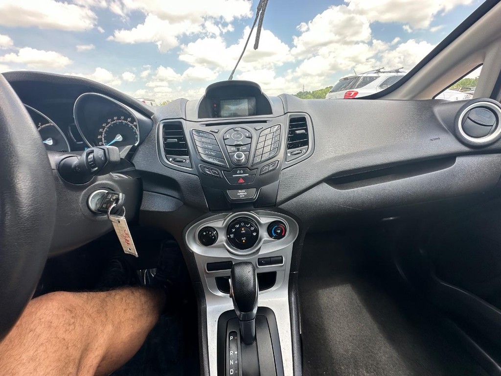 Ford Fiesta Sedan Vehicle Full-screen Gallery Image 15