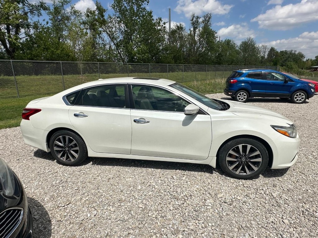 Nissan Altima Vehicle Full-screen Gallery Image 2