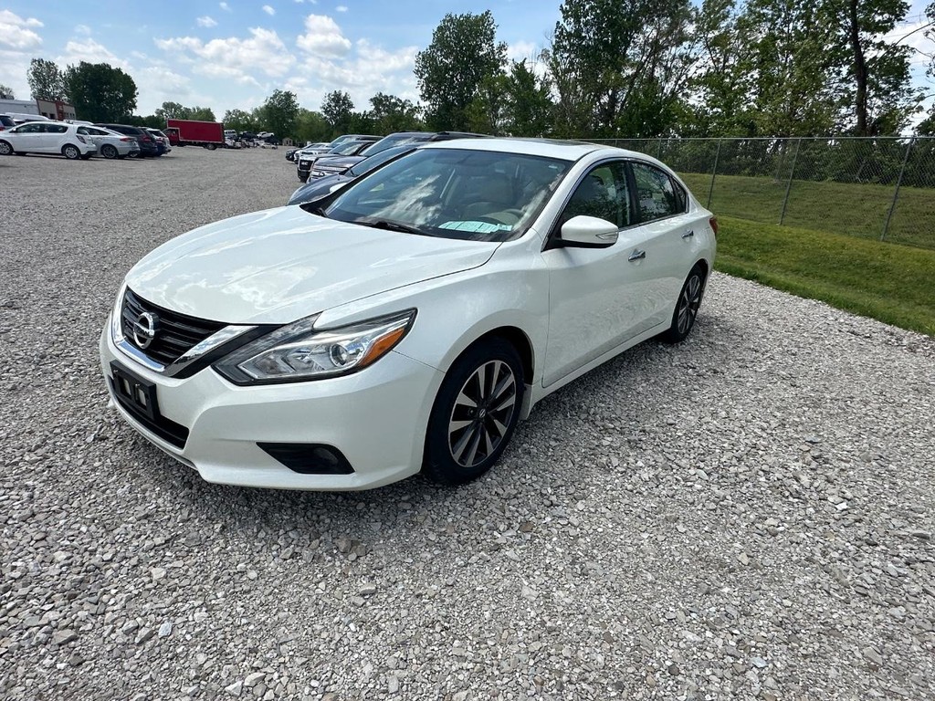 Nissan Altima Vehicle Full-screen Gallery Image 3