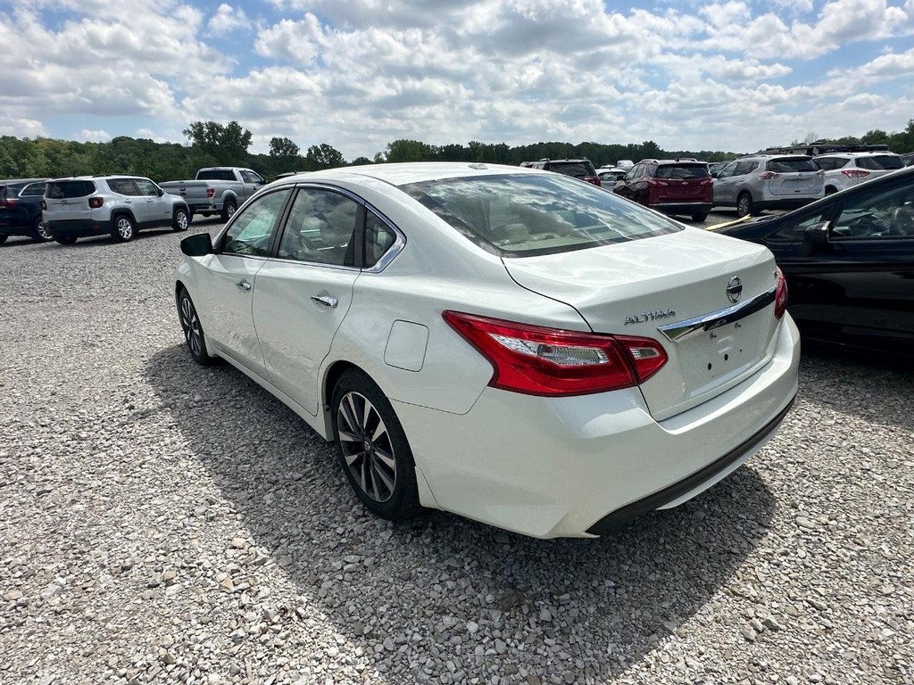Nissan Altima Vehicle Full-screen Gallery Image 5