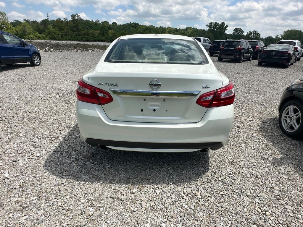 Nissan Altima Vehicle Full-screen Gallery Image 6