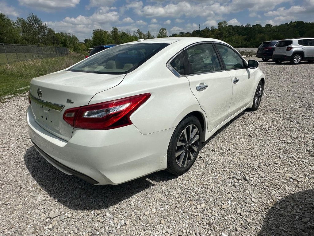 Nissan Altima Vehicle Full-screen Gallery Image 7