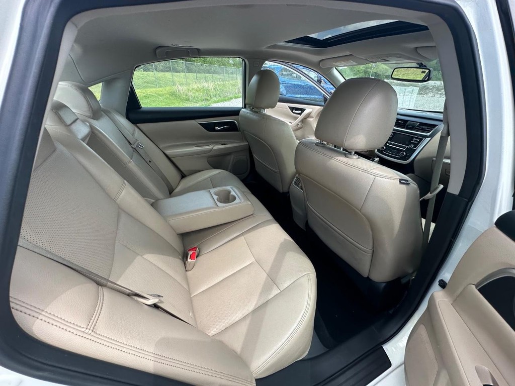 Nissan Altima Vehicle Full-screen Gallery Image 8