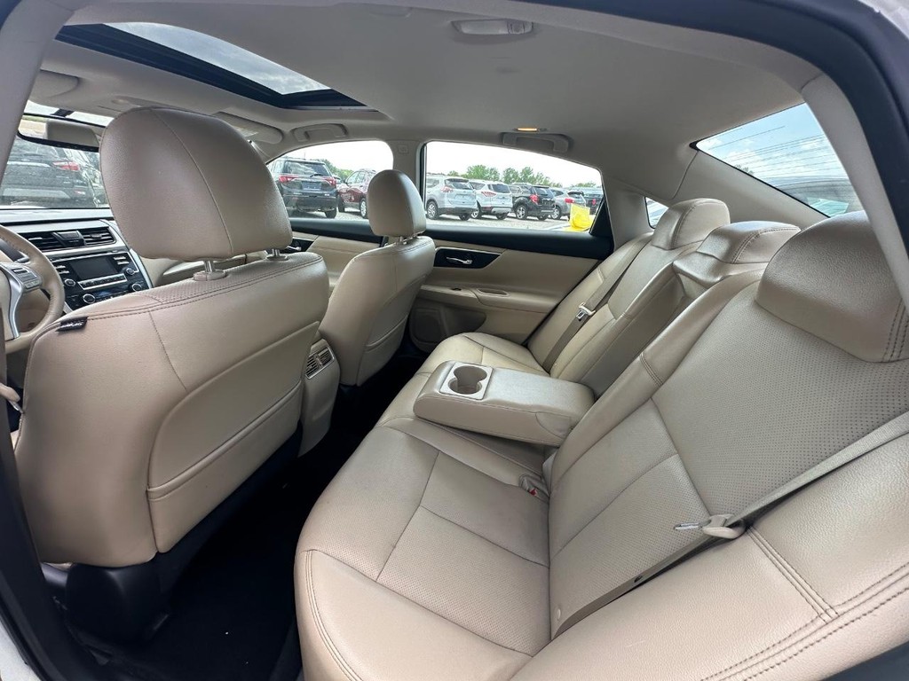 Nissan Altima Vehicle Full-screen Gallery Image 9