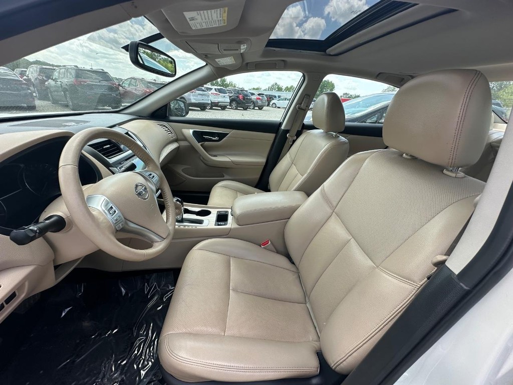 Nissan Altima Vehicle Full-screen Gallery Image 10