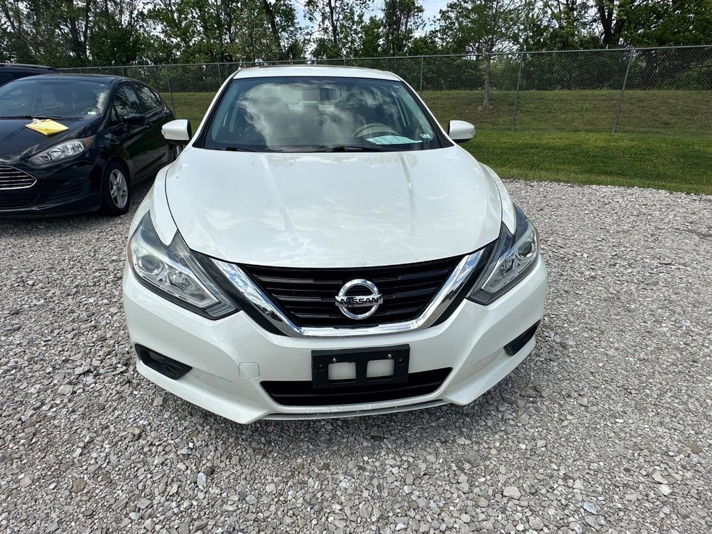 Nissan Altima Vehicle Full-screen Gallery Image 12