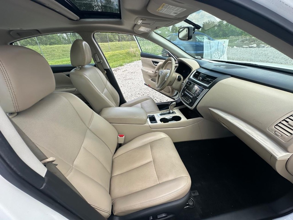 Nissan Altima Vehicle Full-screen Gallery Image 13
