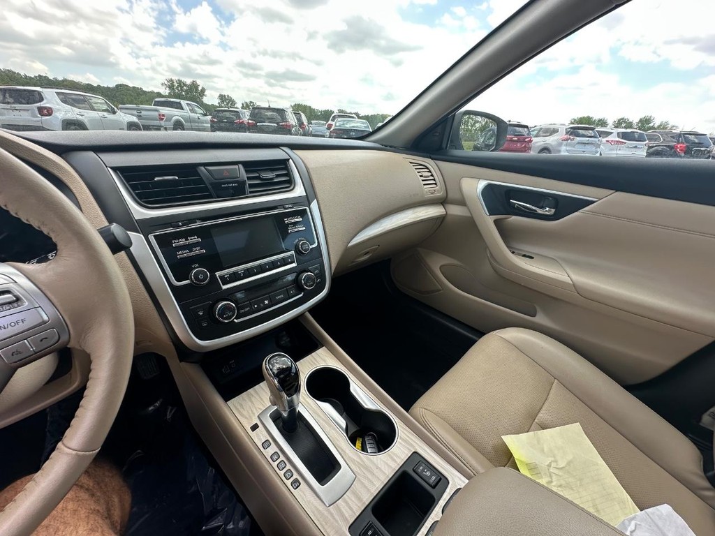 Nissan Altima Vehicle Full-screen Gallery Image 14