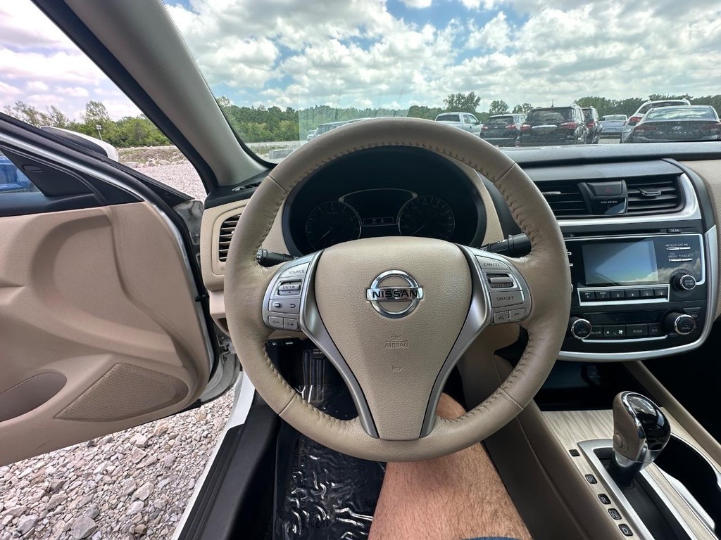 Nissan Altima Vehicle Full-screen Gallery Image 15