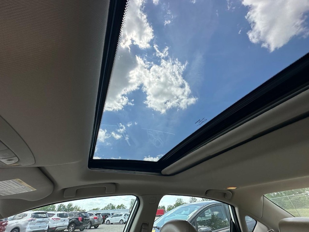 Nissan Altima Vehicle Full-screen Gallery Image 16