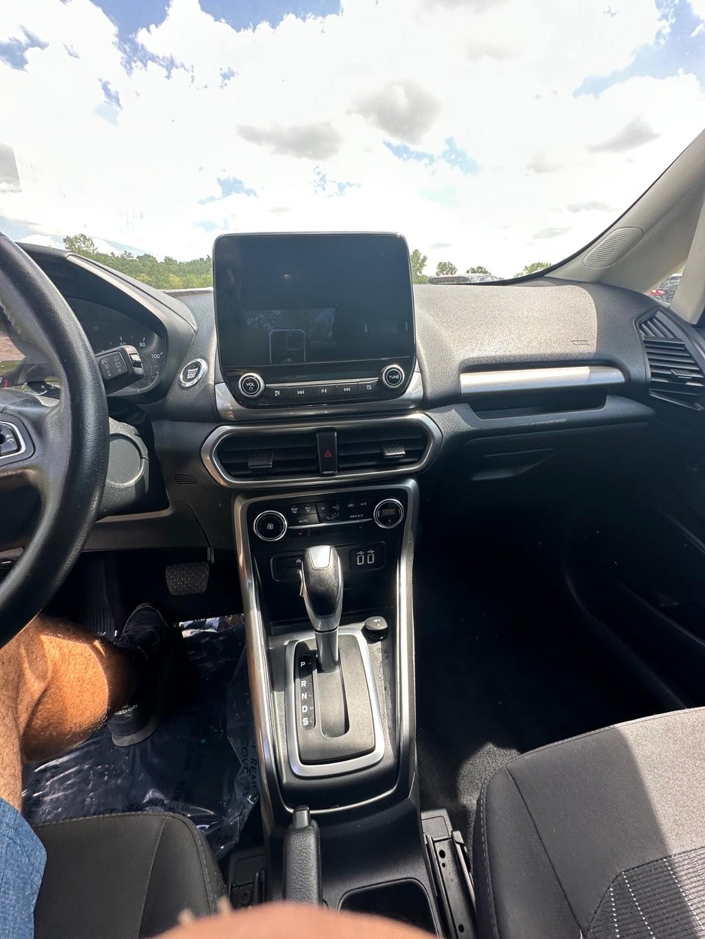 Ford EcoSport Vehicle Full-screen Gallery Image 17