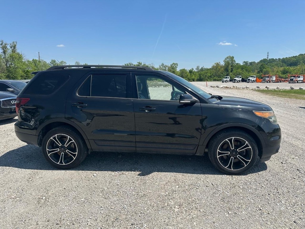 Ford Explorer Vehicle Full-screen Gallery Image 2