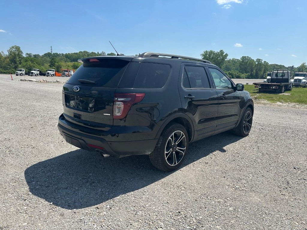 Ford Explorer Vehicle Full-screen Gallery Image 3
