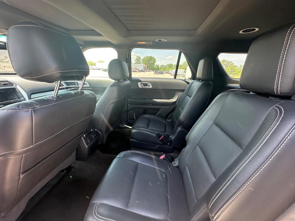 Ford Explorer Vehicle Full-screen Gallery Image 11