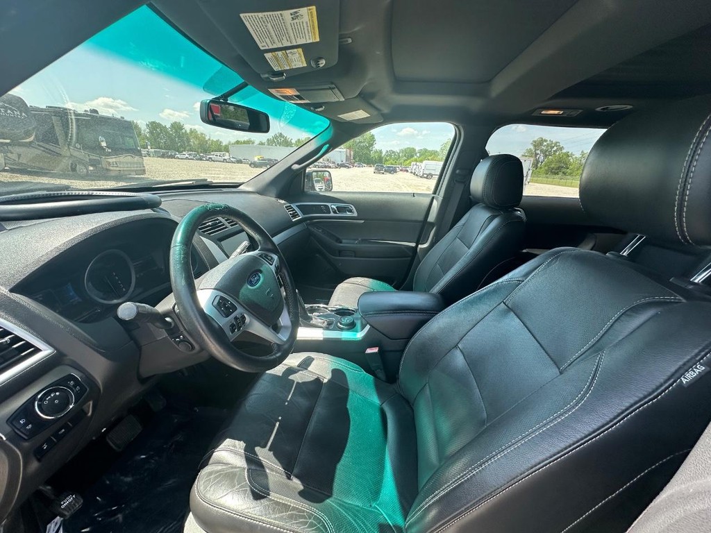 Ford Explorer Vehicle Full-screen Gallery Image 12