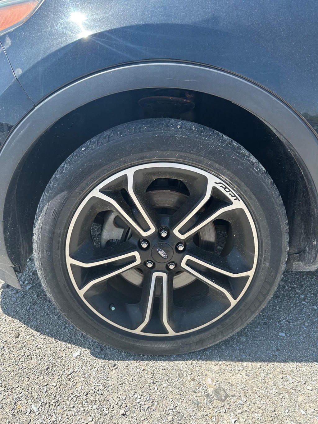 Ford Explorer Vehicle Full-screen Gallery Image 13