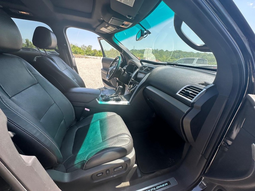 Ford Explorer Vehicle Full-screen Gallery Image 14