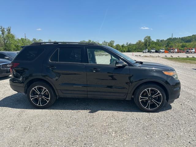 Ford Explorer Vehicle Full-screen Gallery Image 2