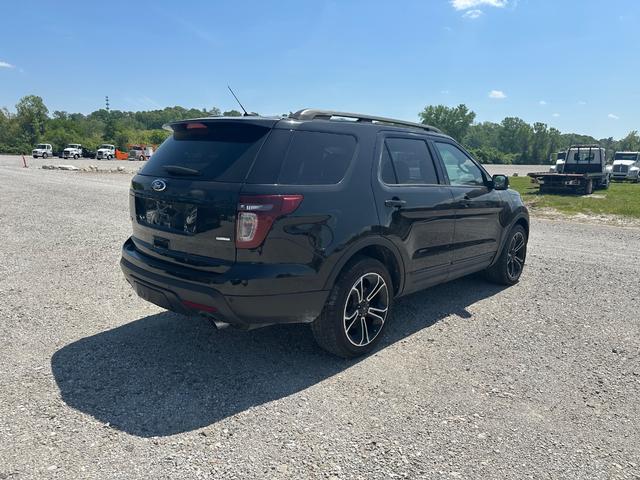 Ford Explorer Vehicle Full-screen Gallery Image 3