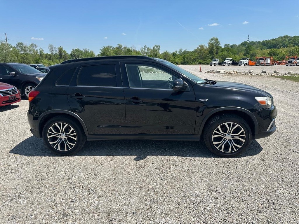 Mitsubishi Outlander Sport Vehicle Full-screen Gallery Image 2