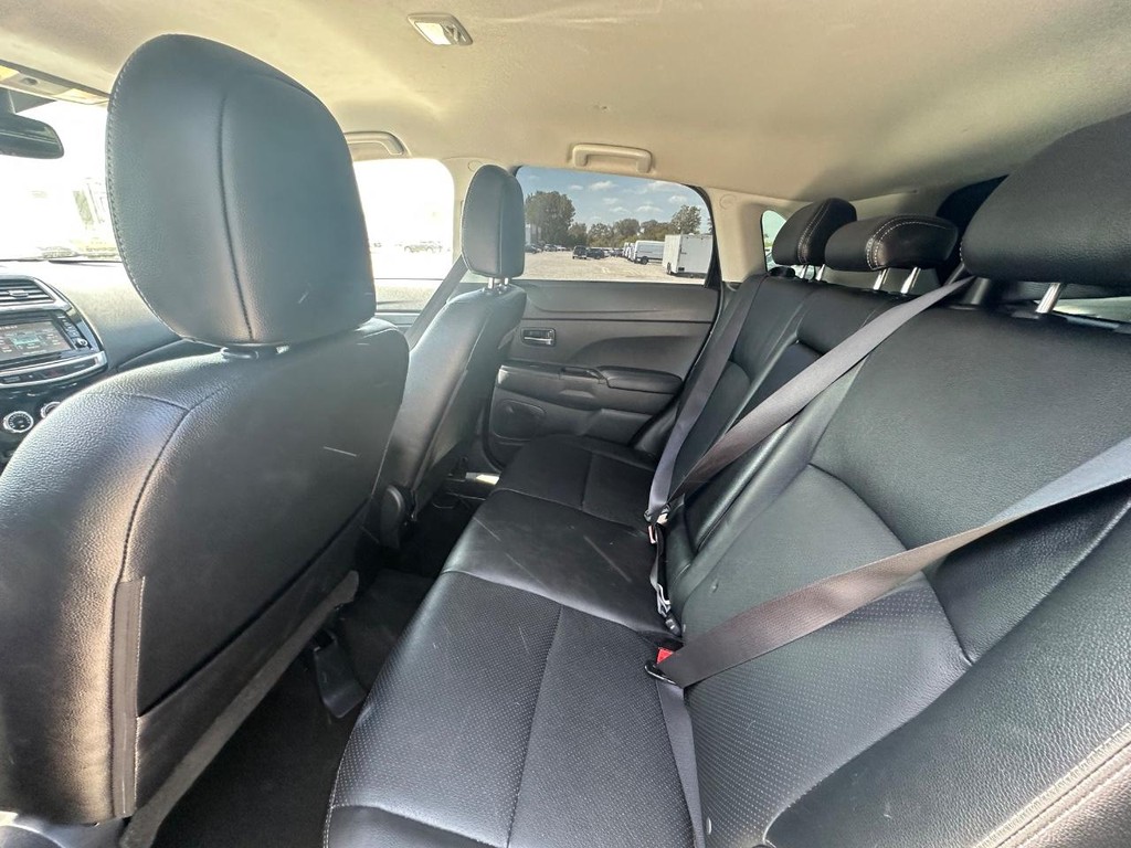 Mitsubishi Outlander Sport Vehicle Full-screen Gallery Image 8