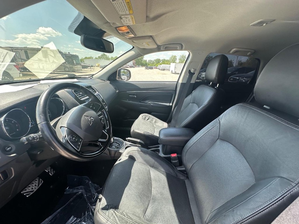 Mitsubishi Outlander Sport Vehicle Full-screen Gallery Image 9