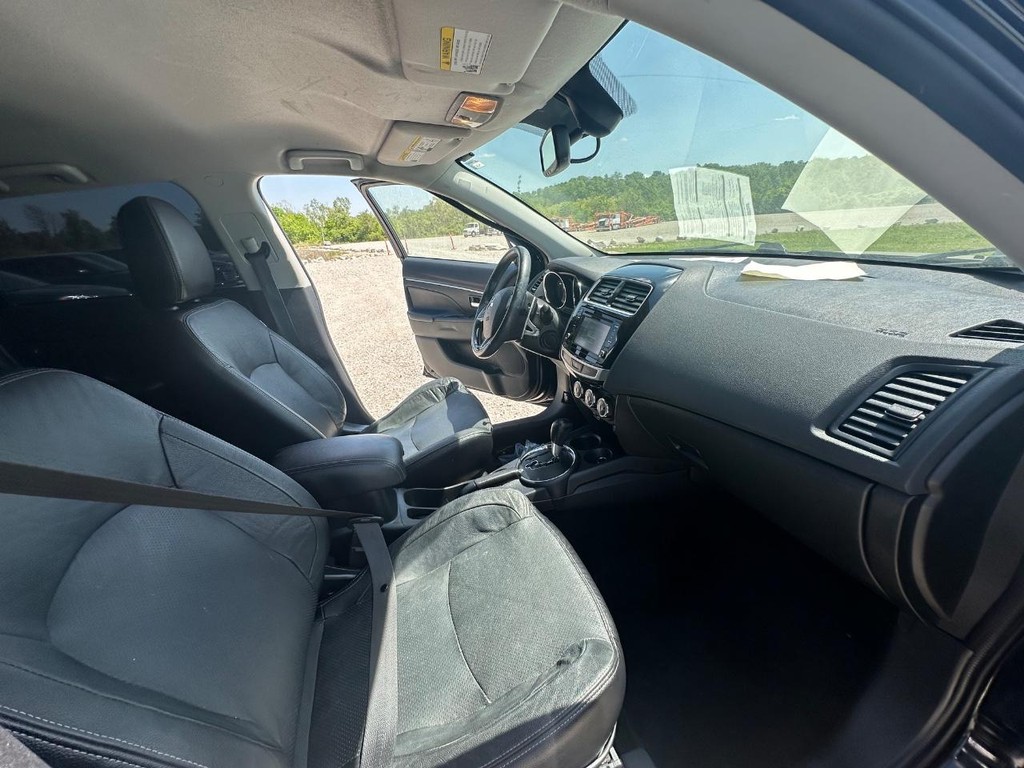 Mitsubishi Outlander Sport Vehicle Full-screen Gallery Image 13