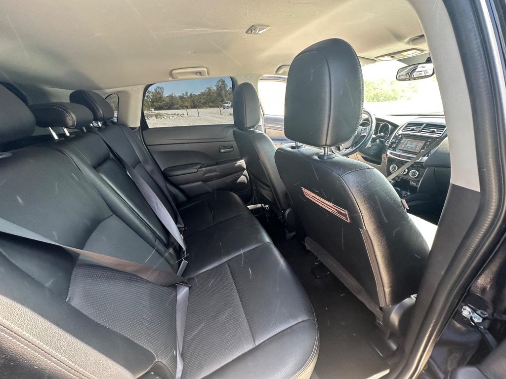 Mitsubishi Outlander Sport Vehicle Full-screen Gallery Image 14