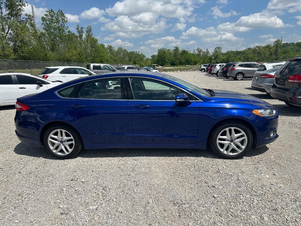 Ford Fusion Vehicle Full-screen Gallery Image 2