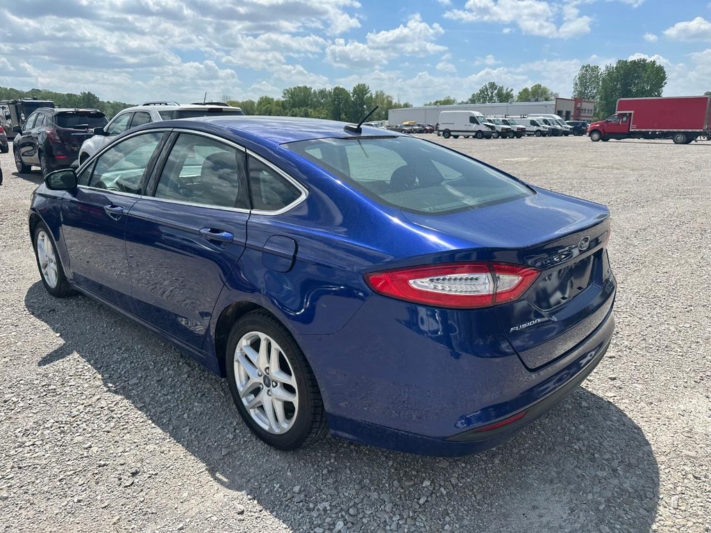 Ford Fusion Vehicle Full-screen Gallery Image 3