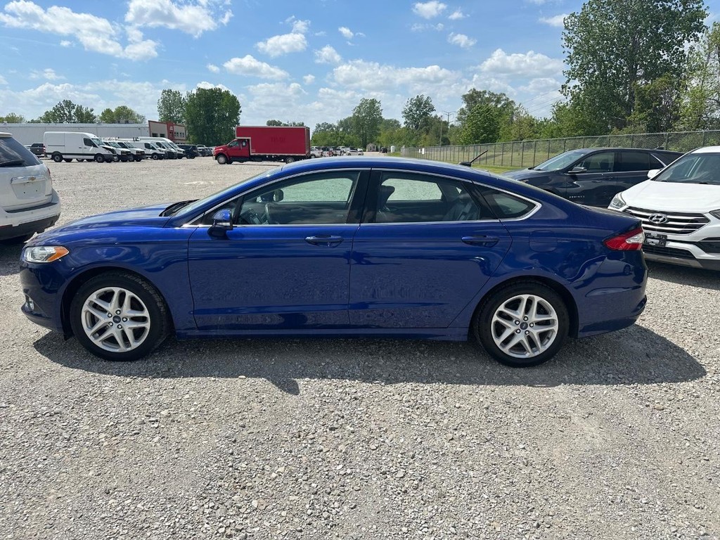 Ford Fusion Vehicle Full-screen Gallery Image 8