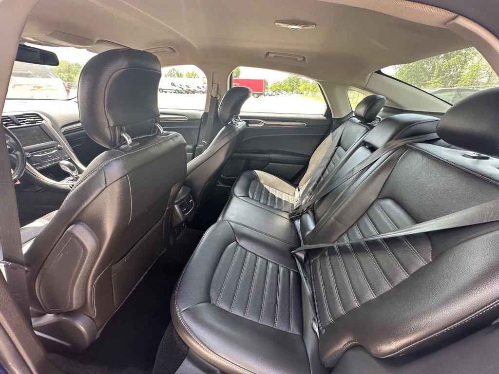 Ford Fusion Vehicle Full-screen Gallery Image 9