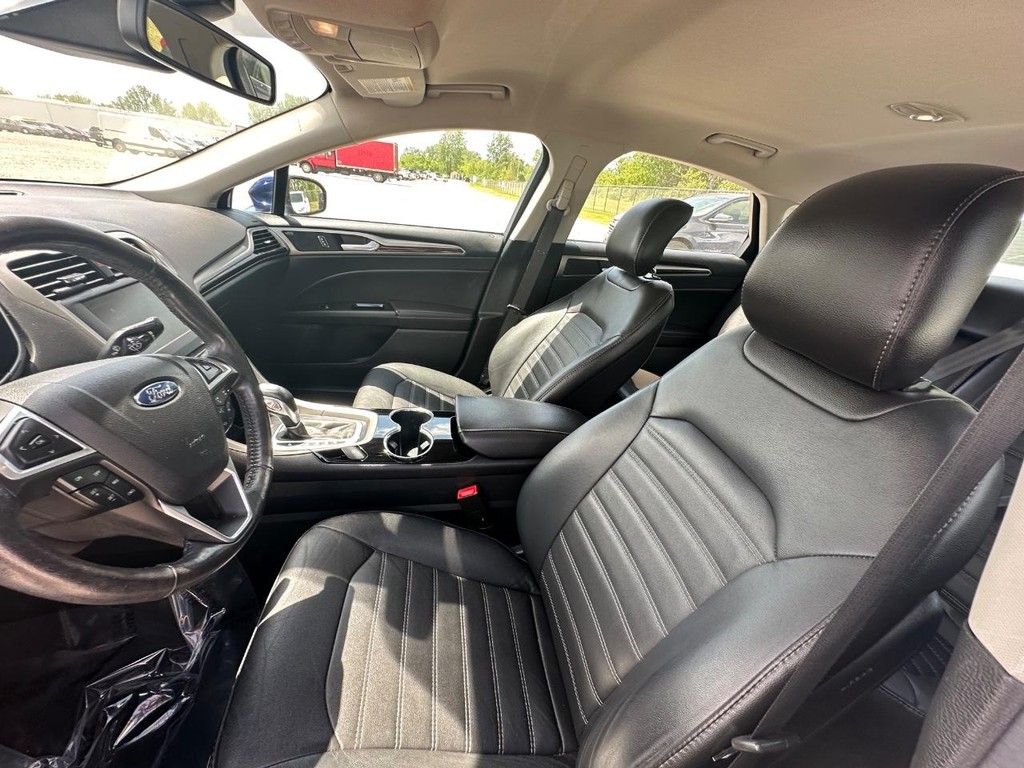 Ford Fusion Vehicle Full-screen Gallery Image 10