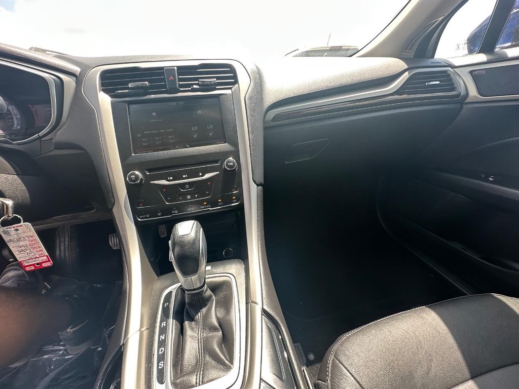 Ford Fusion Vehicle Full-screen Gallery Image 12