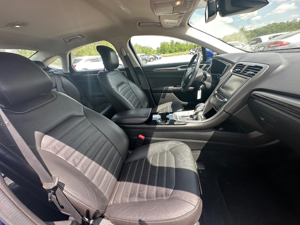 Ford Fusion Vehicle Full-screen Gallery Image 13