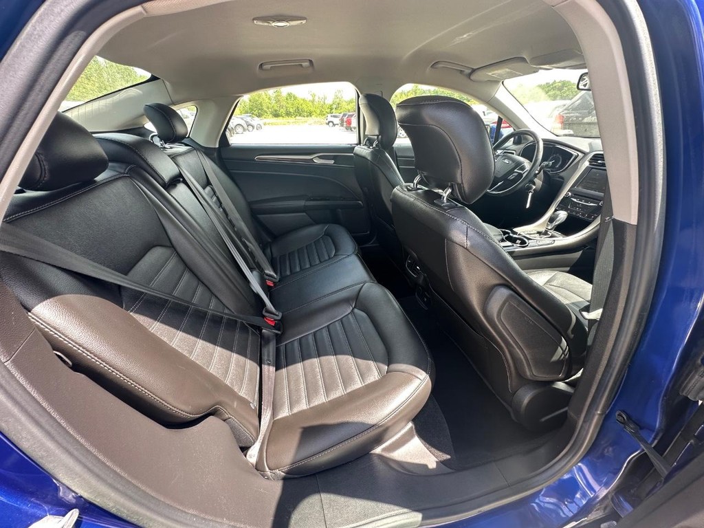 Ford Fusion Vehicle Full-screen Gallery Image 14