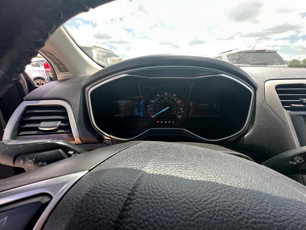 Ford Fusion Vehicle Full-screen Gallery Image 15
