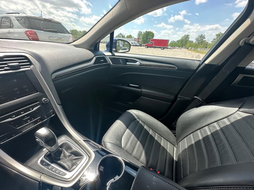 Ford Fusion Vehicle Full-screen Gallery Image 16