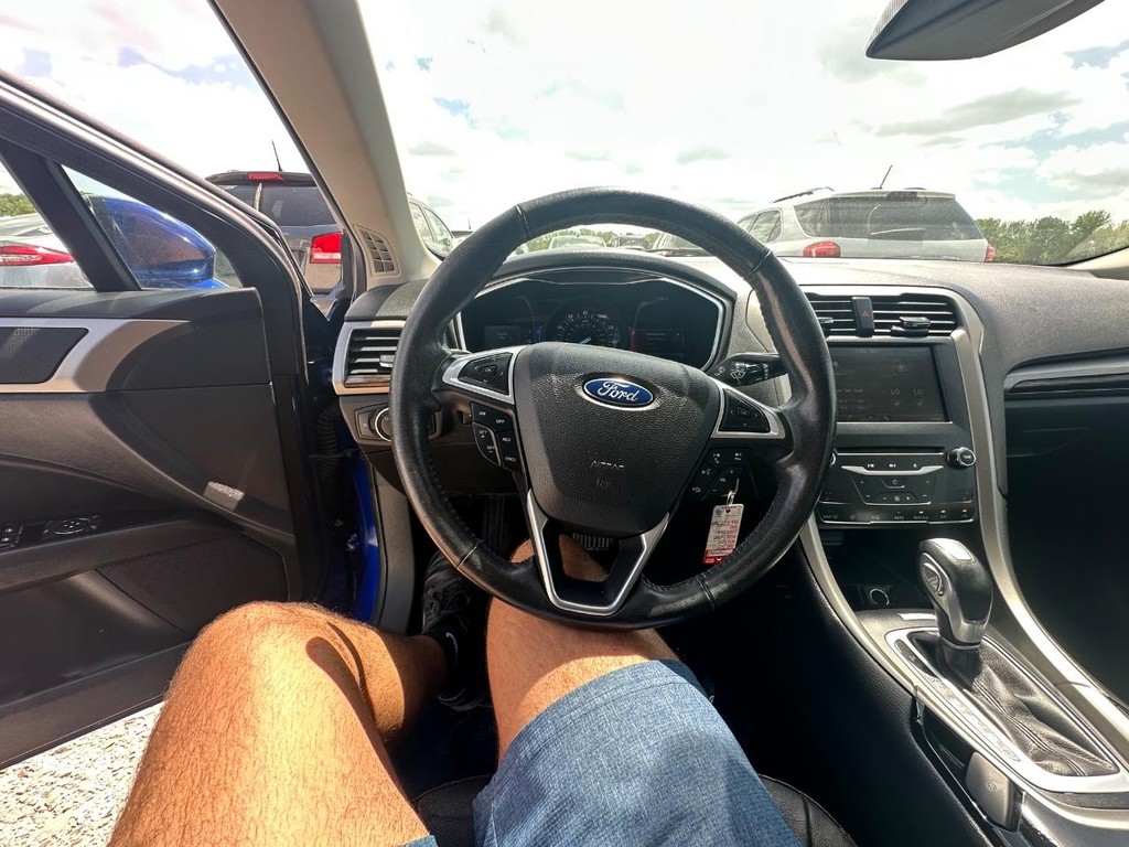Ford Fusion Vehicle Full-screen Gallery Image 17