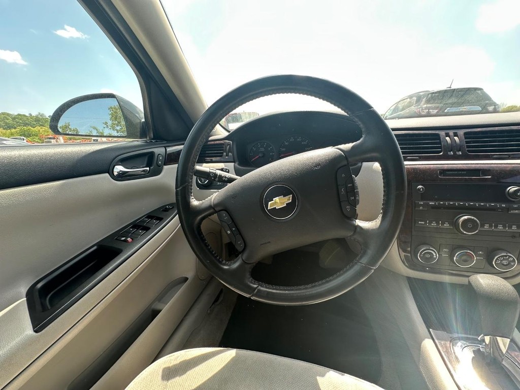 Chevrolet Impala Limited Vehicle Full-screen Gallery Image 13