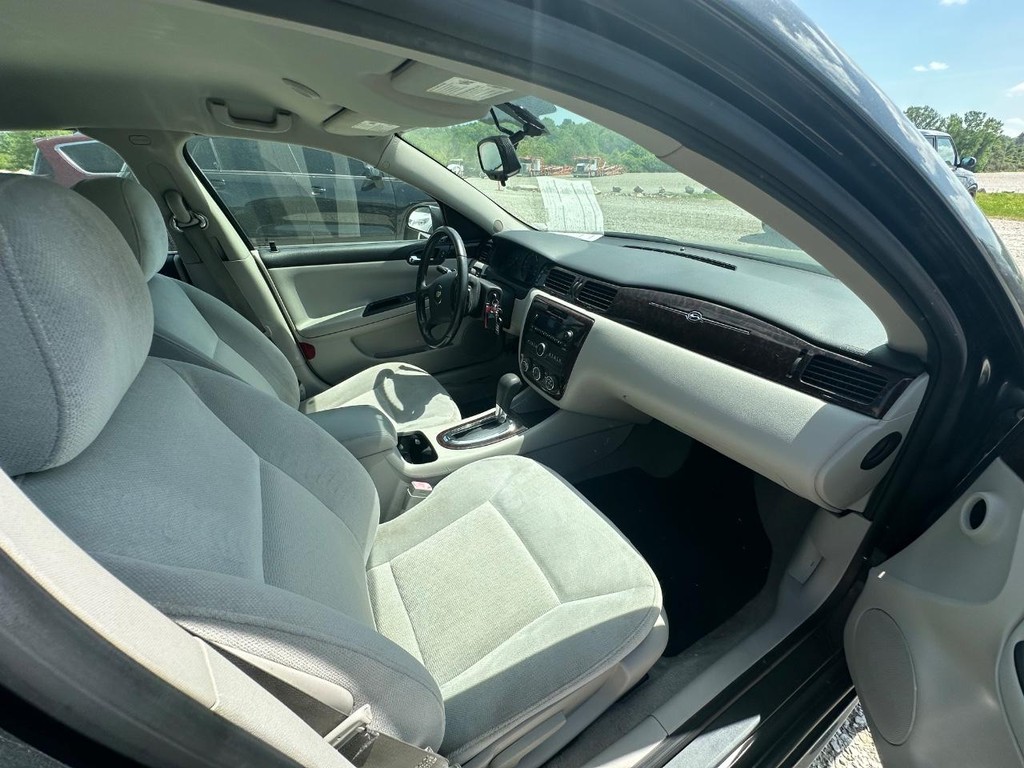 Chevrolet Impala Limited Vehicle Full-screen Gallery Image 15