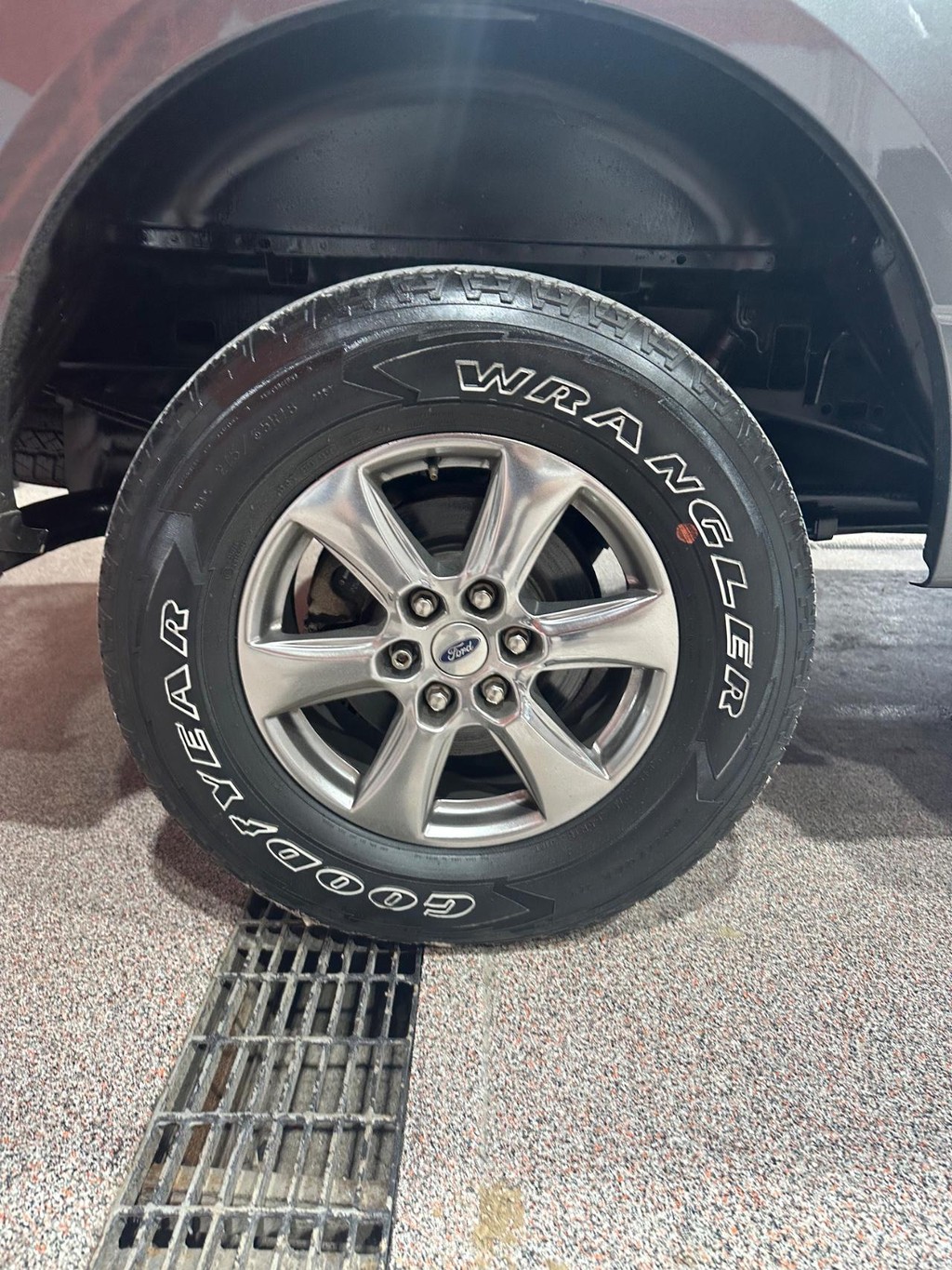 Ford F-150 Vehicle Full-screen Gallery Image 14